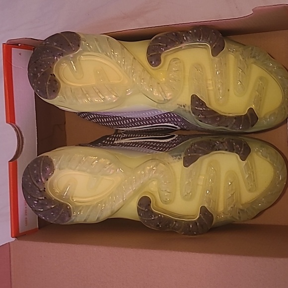 Sneakers - Picture 4 of 5